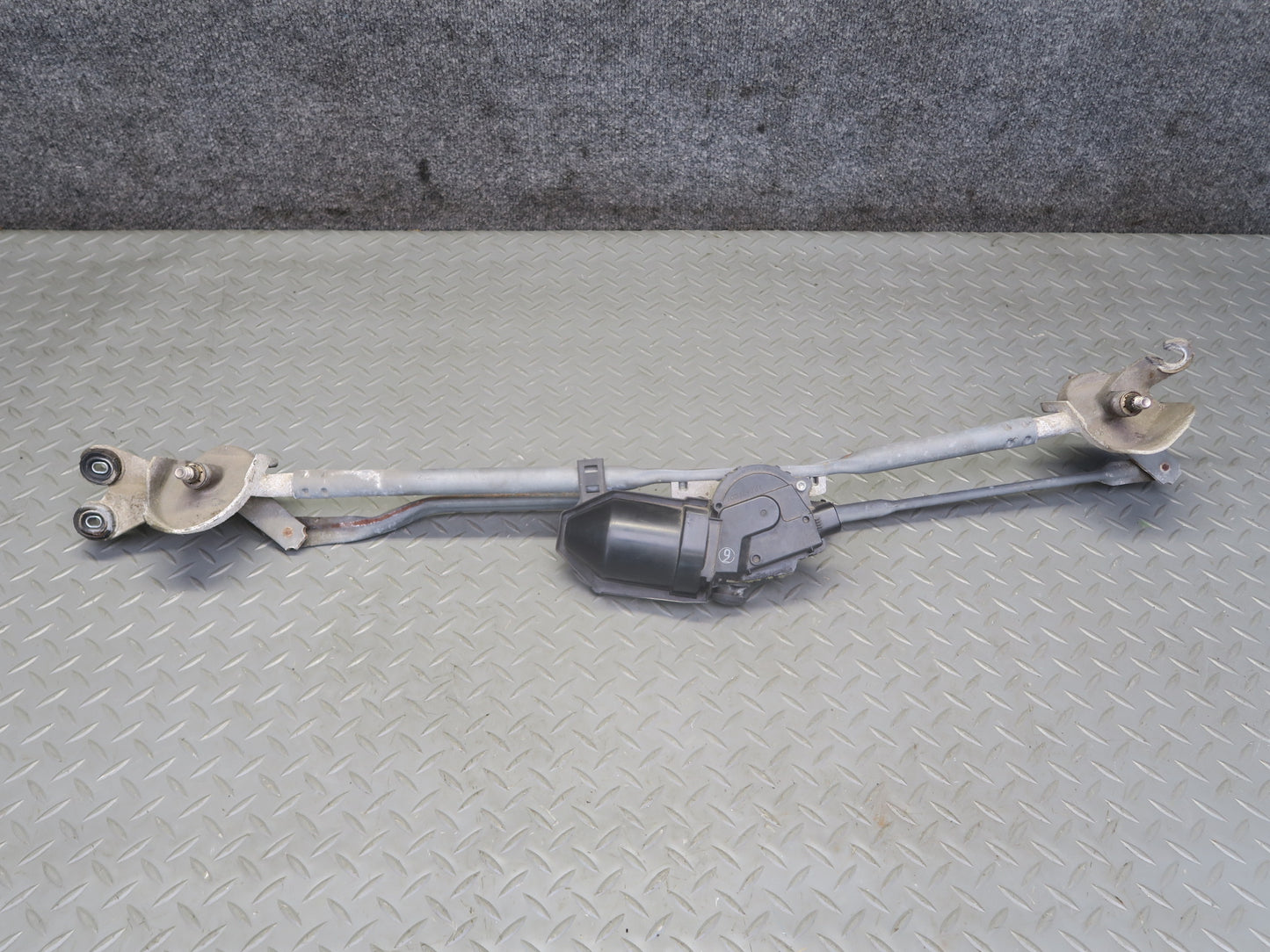 2008-2015 Lexus URJ201L LX570 Windshield Wiper Transmission Linkage W/ Motor
