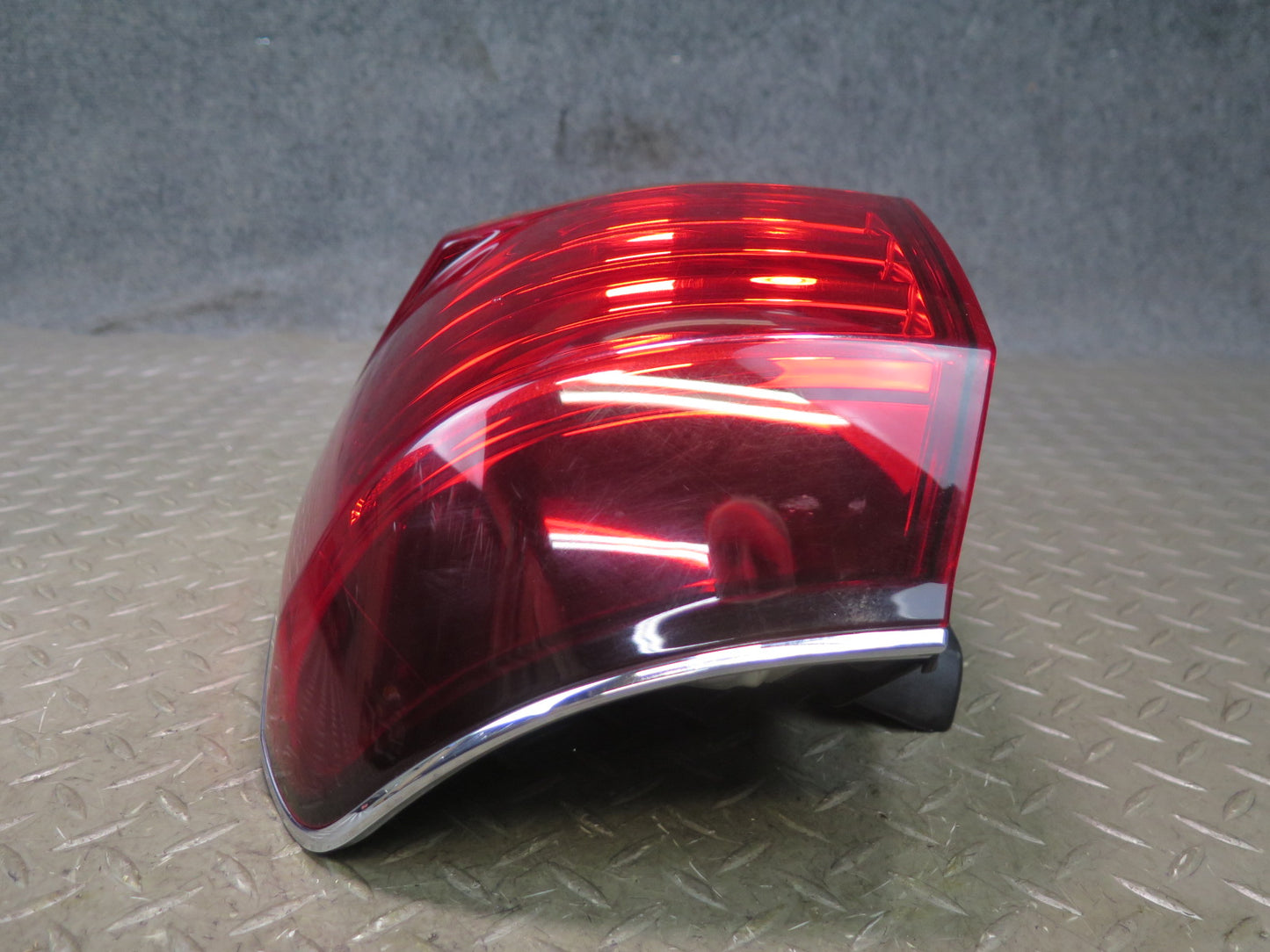 2008-2011 Lexus URJ201L LX570 Rear Right Pass Side Outer Tail Light Lamp