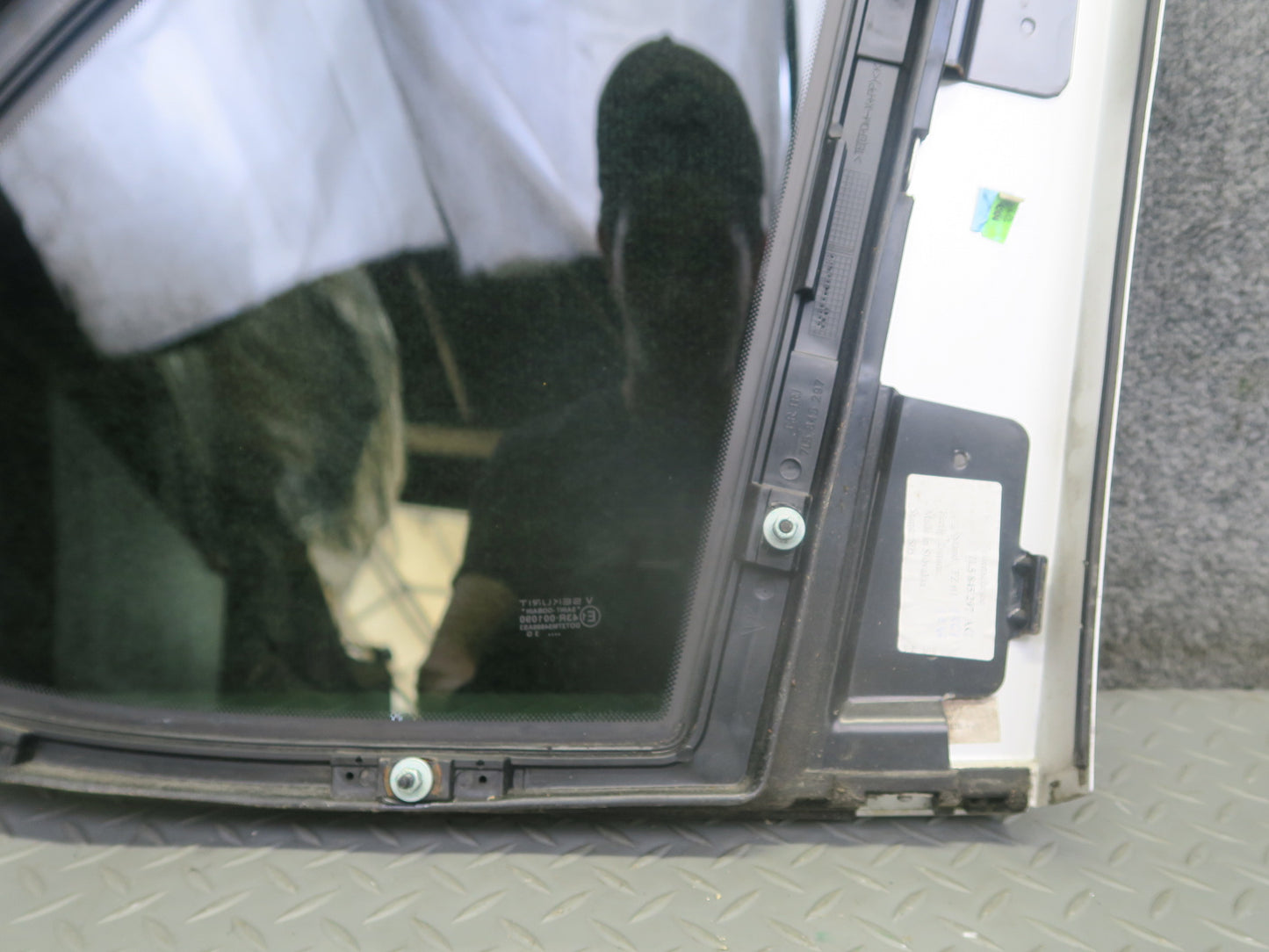 2003-2006 Porsche Cayenne 955 Rear Left Quarter Glass Window 7L5845297AC