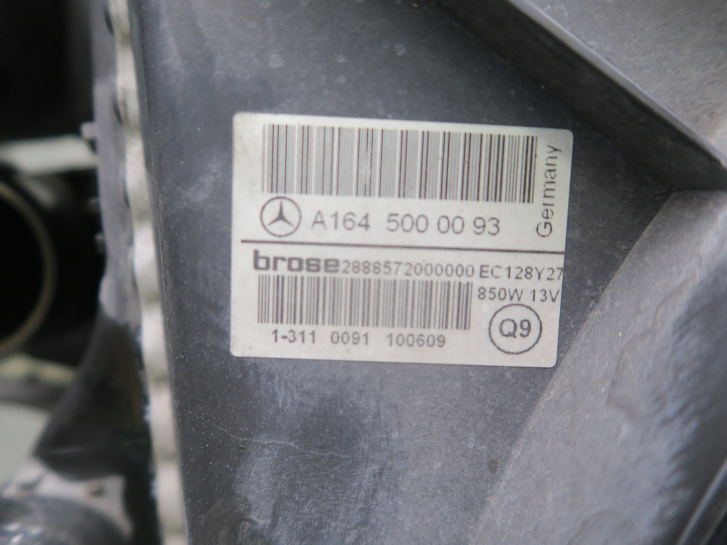 10-11 Mercedes W164 ML350 Diesel Radiator AC Condenser Fan Shroud Assembly OEM