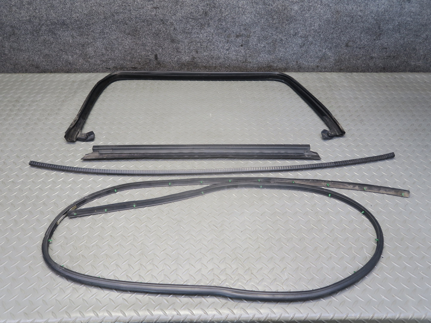 2003-2009 Hummer H2 Rear Right Window Outer Inner Weatherstrip Rubber Seal Set