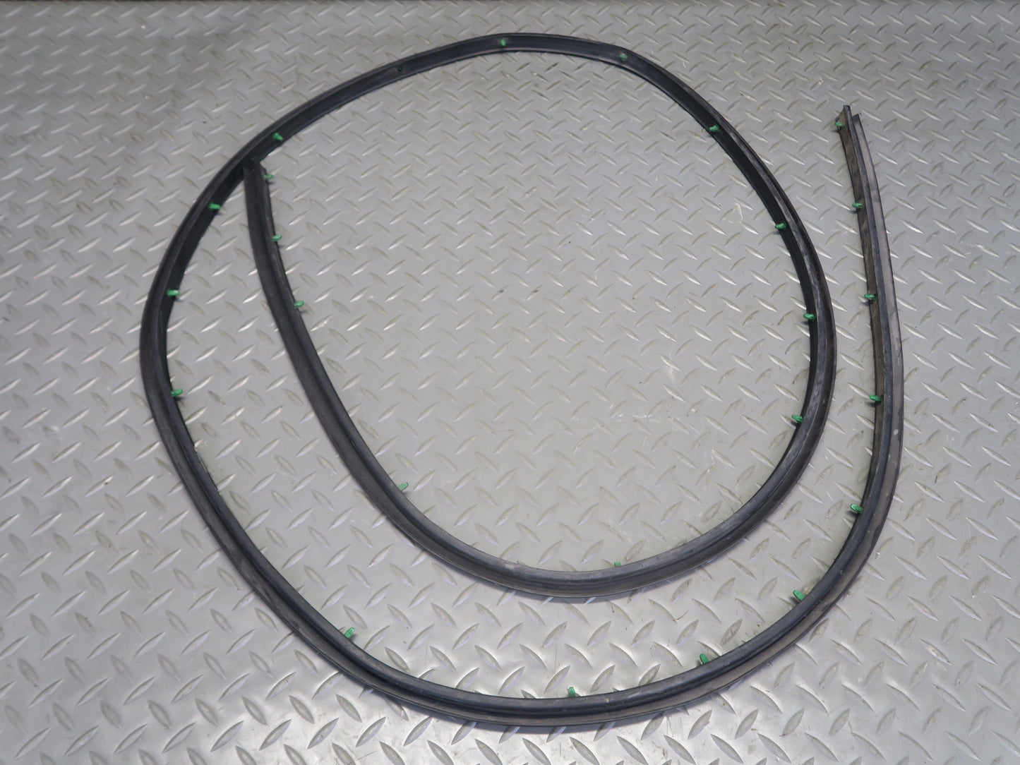 2003-2009 Hummer H2 Rear Right Window Outer Inner Weatherstrip Rubber Seal Set