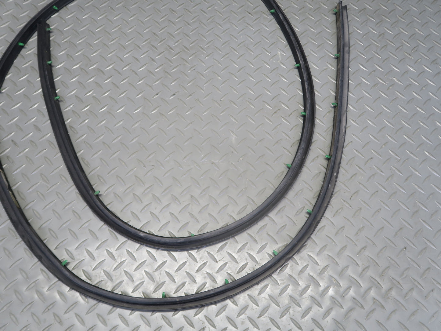 2003-2009 Hummer H2 Rear Right Window Outer Inner Weatherstrip Rubber Seal Set