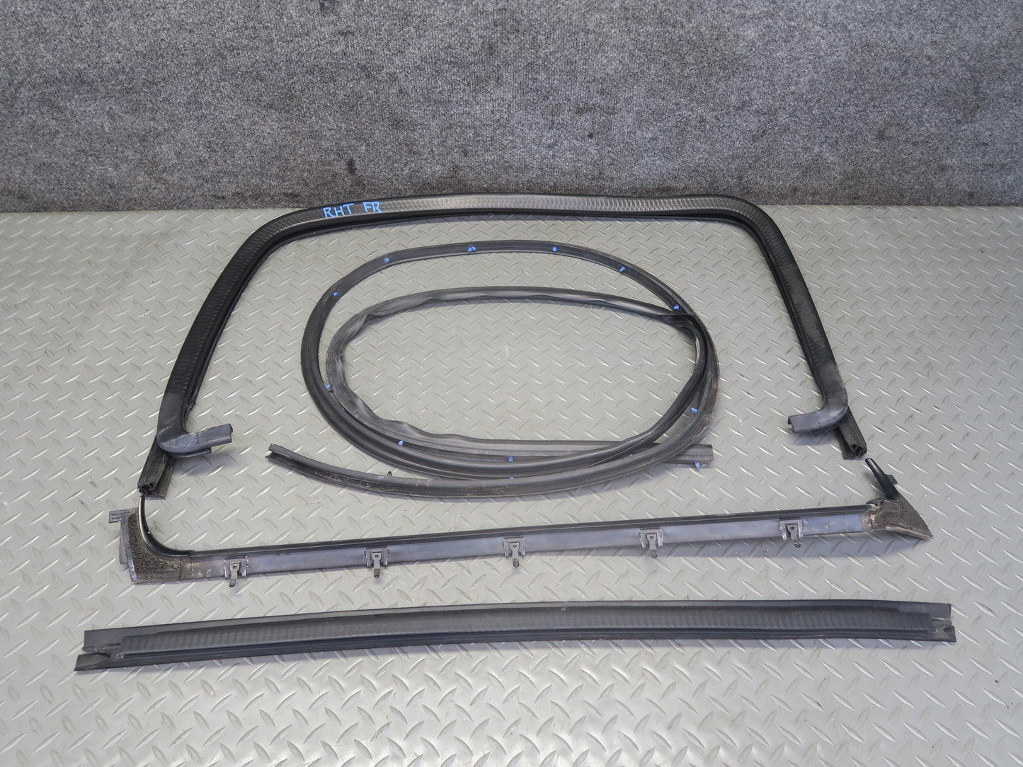 03-09 Hummer H2 Front Right Window Outer Inner Weatherstrip Rubber Seal Set of 4