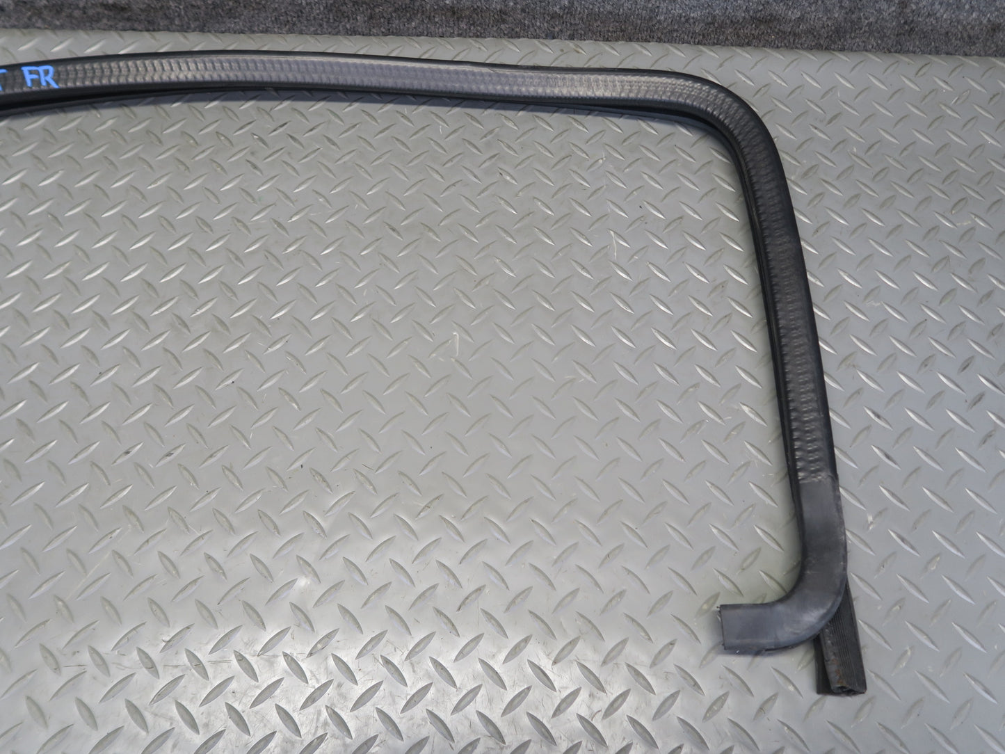 03-09 Hummer H2 Front Right Window Outer Inner Weatherstrip Rubber Seal Set of 4