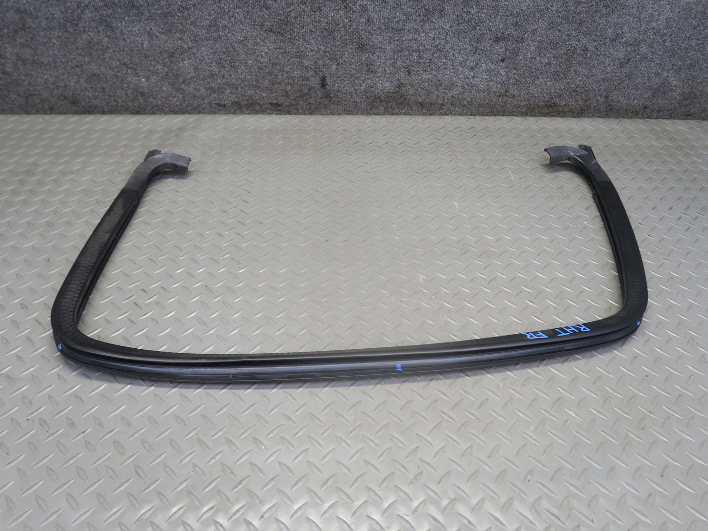 03-09 Hummer H2 Front Right Window Outer Inner Weatherstrip Rubber Seal Set of 4