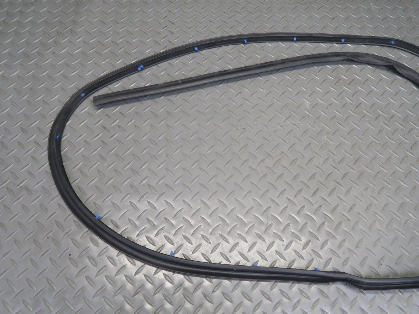 03-09 Hummer H2 Front Right Window Outer Inner Weatherstrip Rubber Seal Set of 4