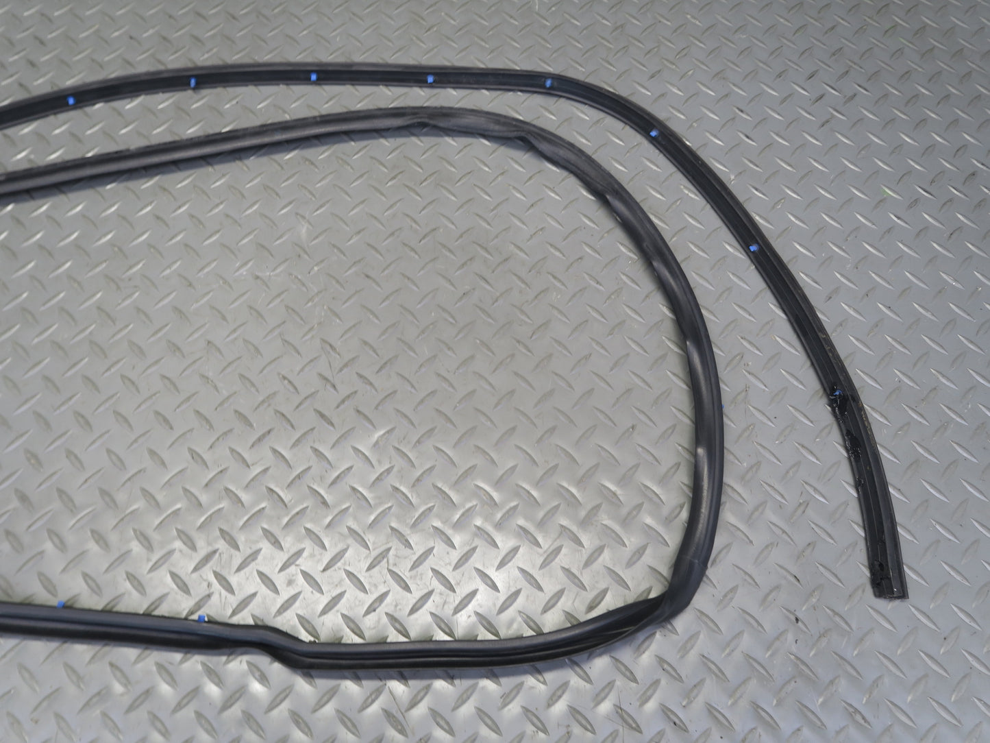 03-09 Hummer H2 Front Right Window Outer Inner Weatherstrip Rubber Seal Set of 4