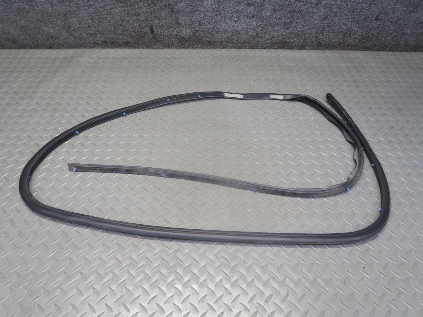 03-09 Hummer H2 Front Right Window Outer Inner Weatherstrip Rubber Seal Set of 4
