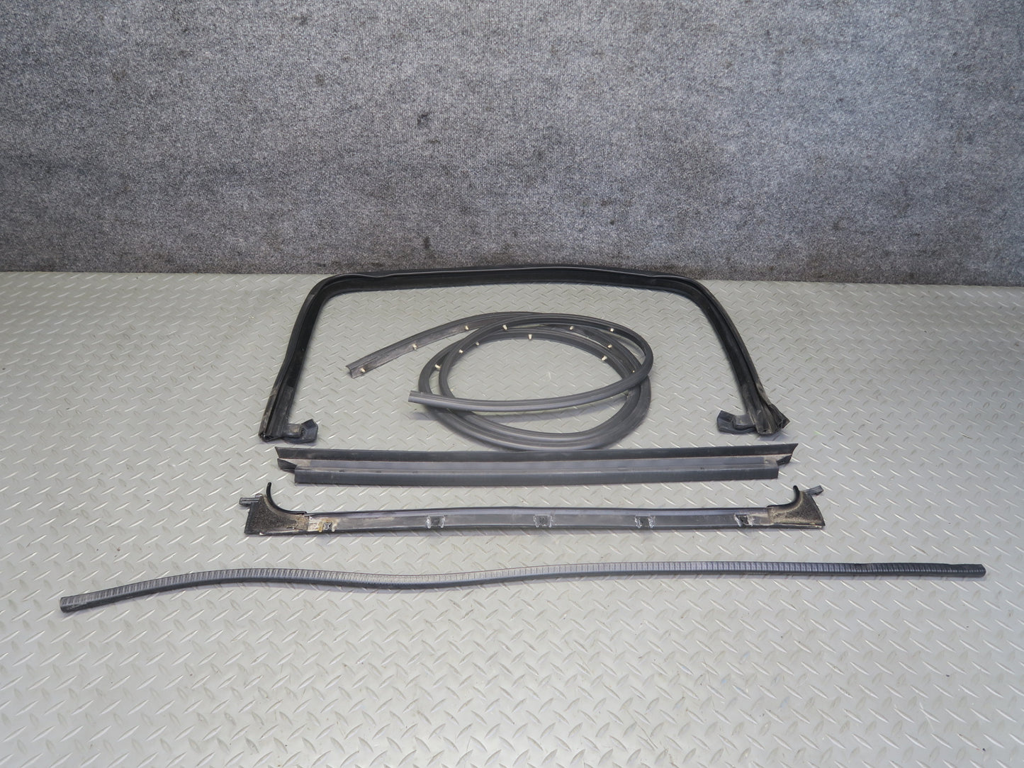 2003-2009 Hummer H2 Rear Left Window Outer Inner Weatherstrip Rubber Seal Set