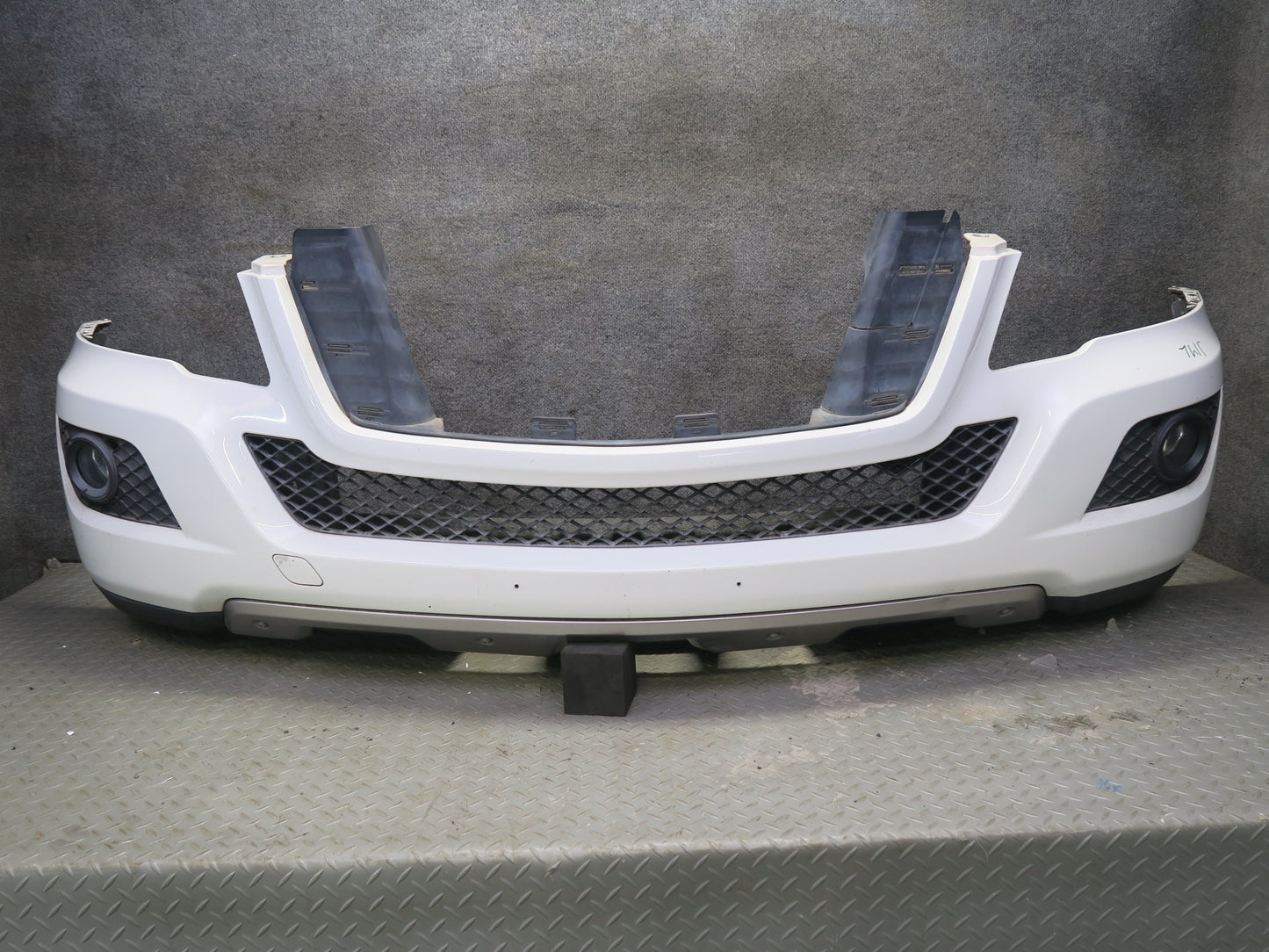 09-11 Mercedes W164 ML350 Front Bumper Cover w Fog Light Arctic White OEM
