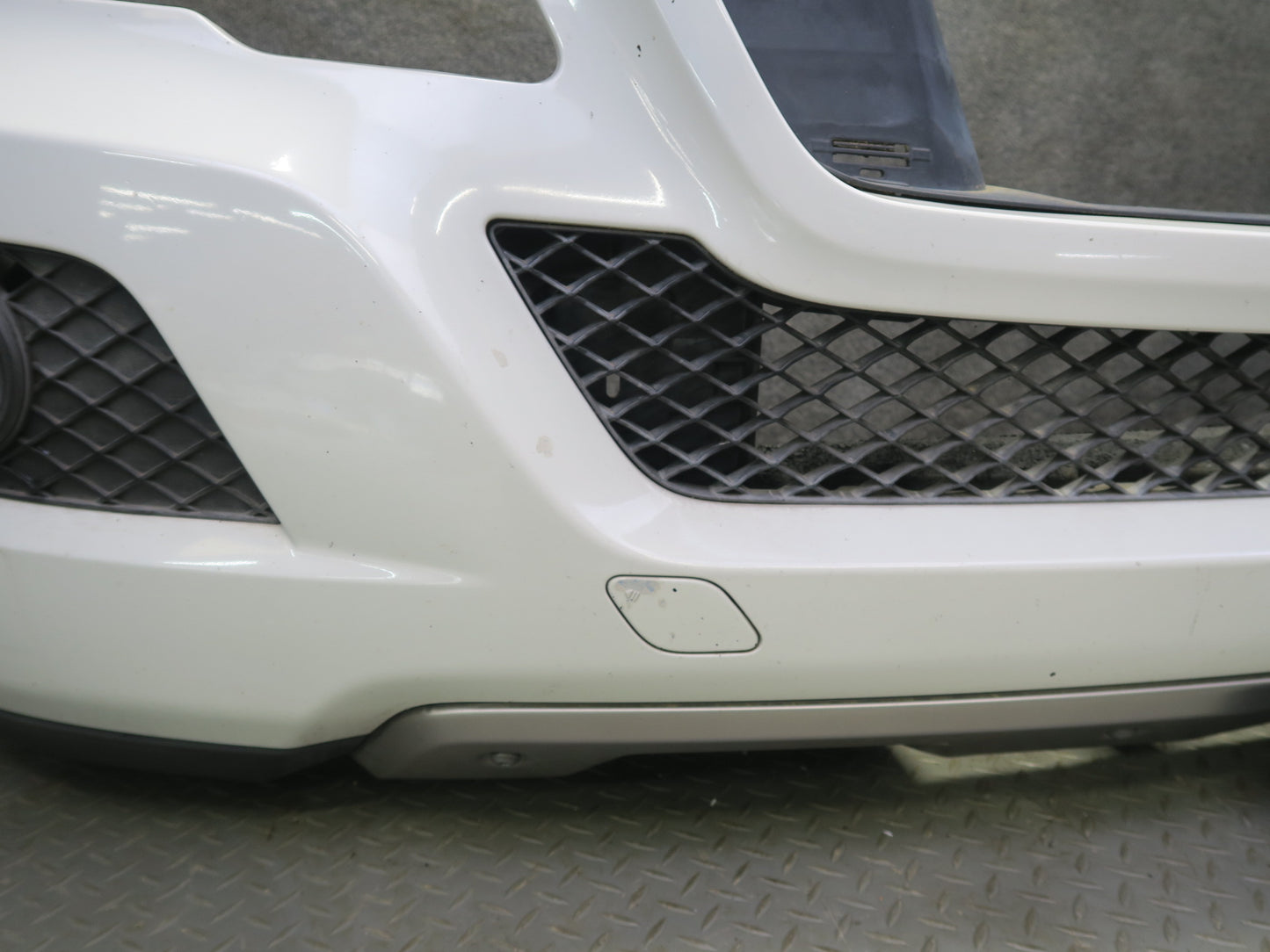 09-11 Mercedes W164 ML350 Front Bumper Cover w Fog Light Arctic White OEM