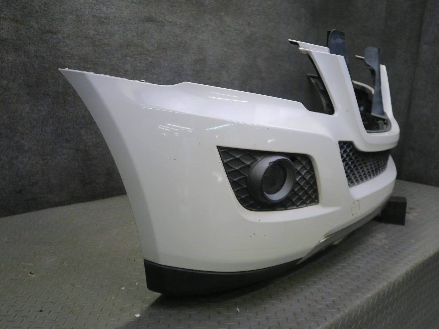 09-11 Mercedes W164 ML350 Front Bumper Cover w Fog Light Arctic White OEM