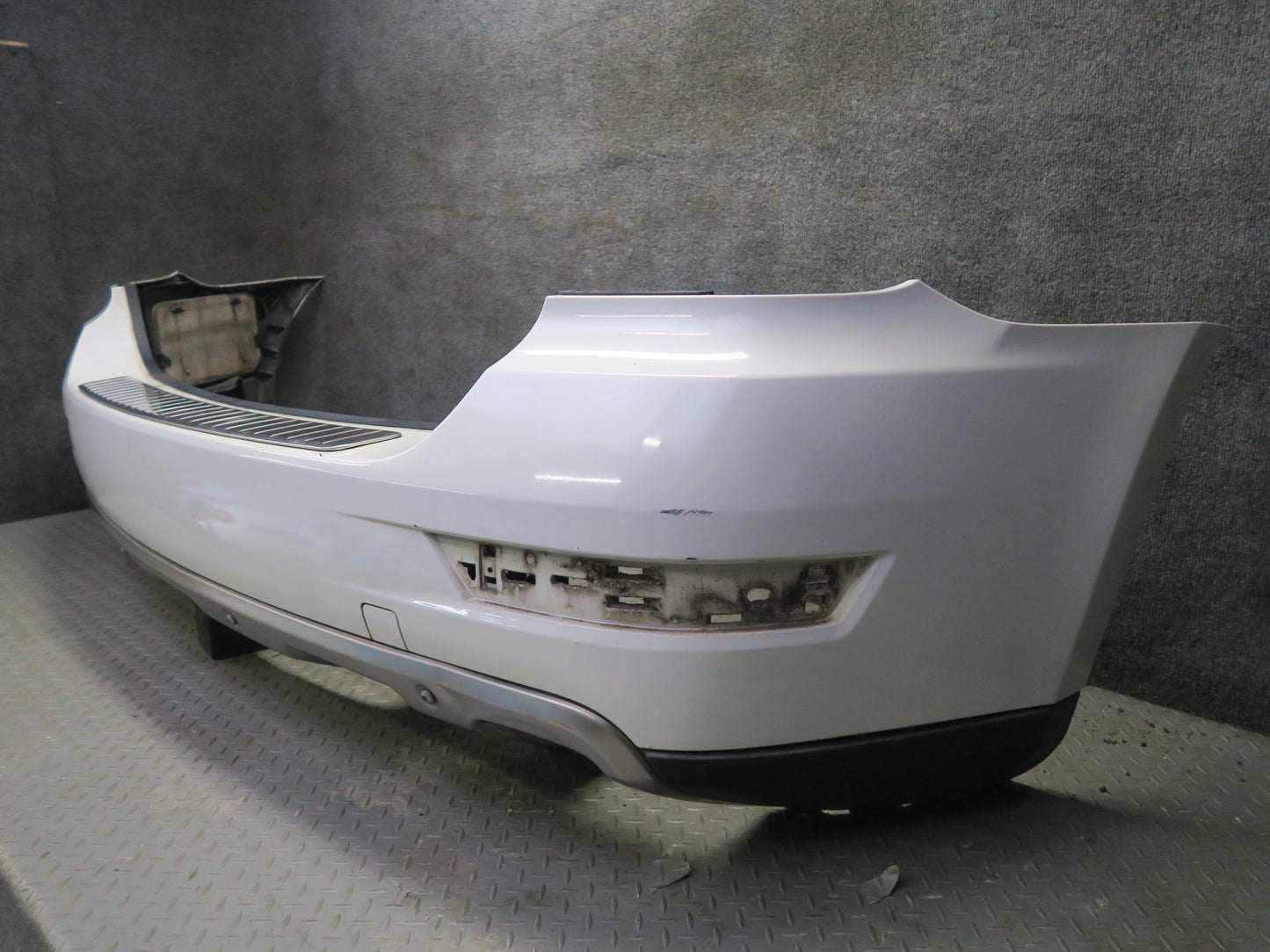 09-11 Mercedes W164 ML350 ML500 Rear Bumper Cover Arctic White OEM