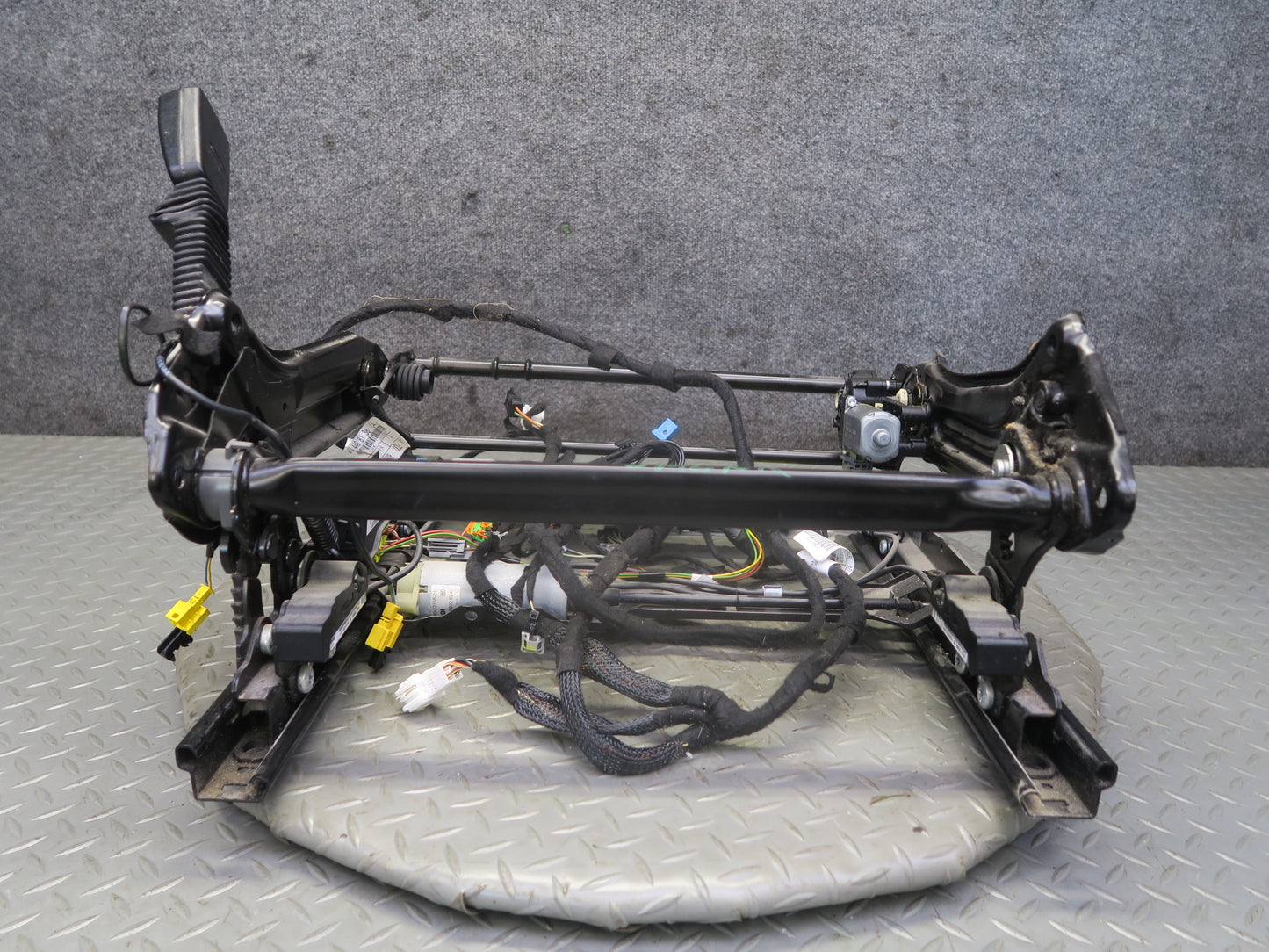06-11 Mercedes W164 ML350 Front Right Seat Lower Frame Track Rail w Motor OEM