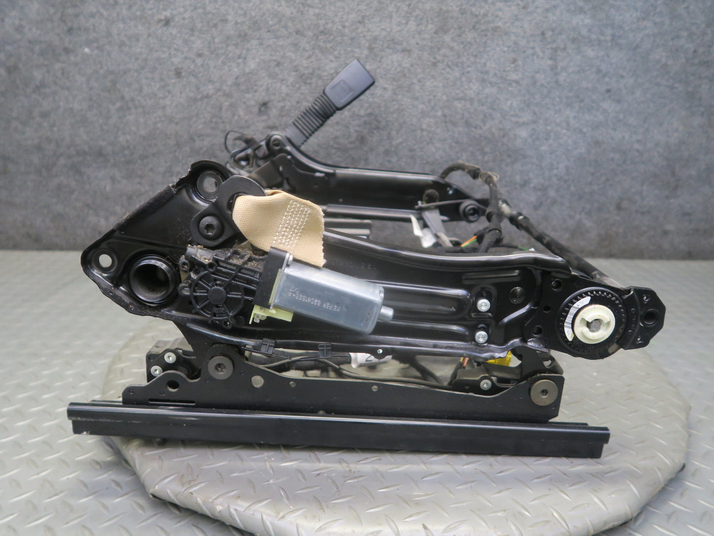 06-11 Mercedes W164 ML350 Front Right Seat Lower Frame Track Rail w Motor OEM
