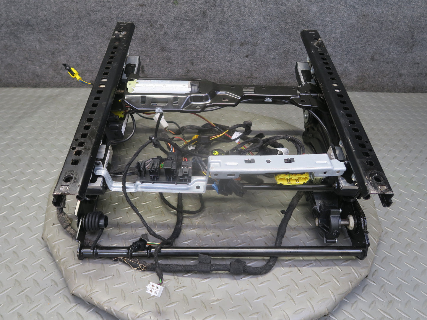 06-11 Mercedes W164 ML350 Front Right Seat Lower Frame Track Rail w Motor OEM