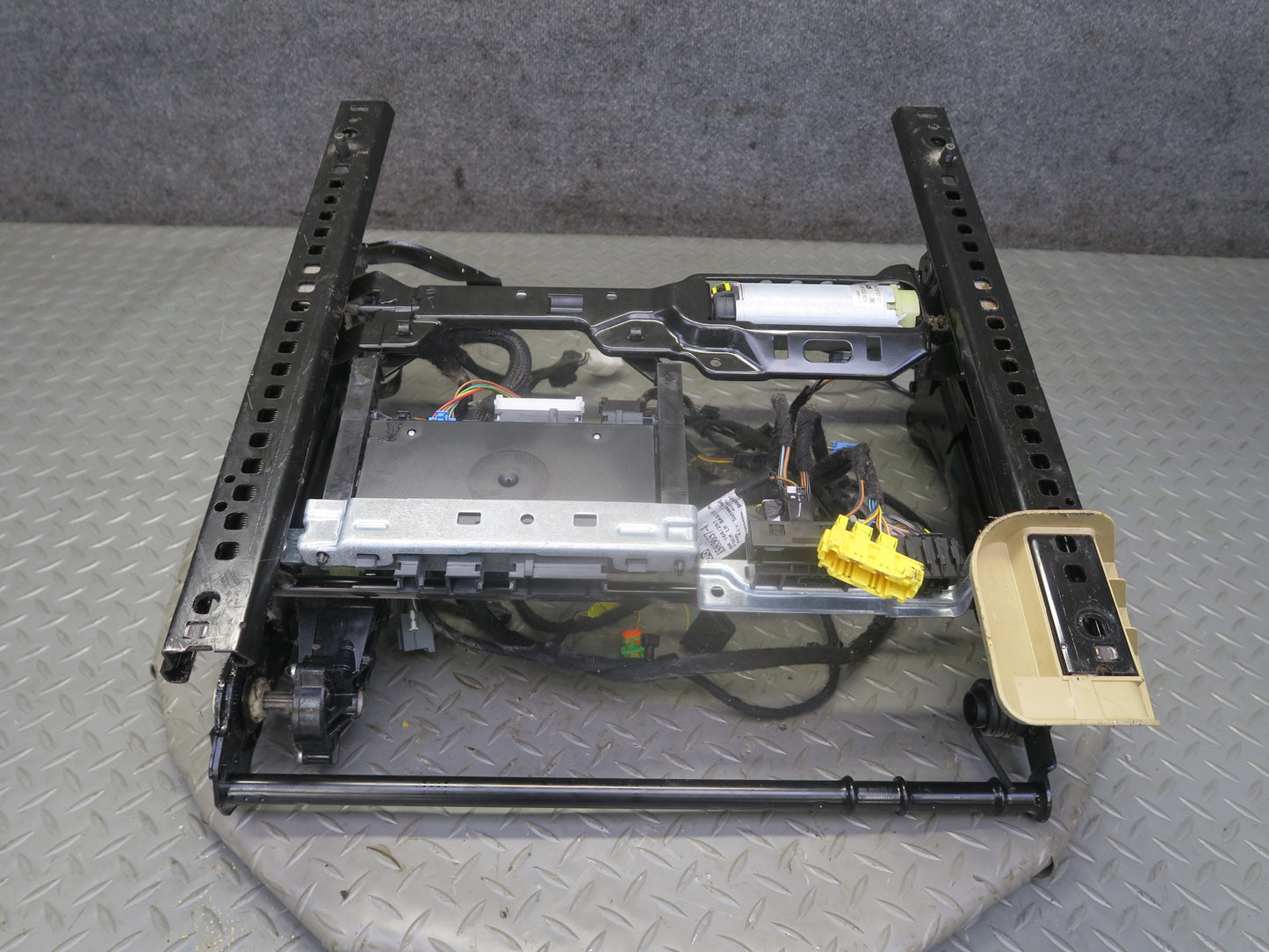 06-11 Mercedes W164 ML350 Front Left Seat Lower Frame Track Rail w Motor OEM