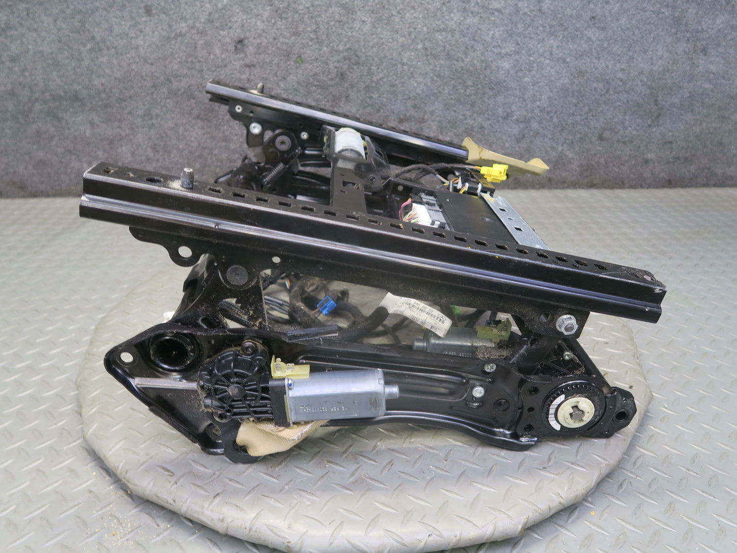 06-11 Mercedes W164 ML350 Front Left Seat Lower Frame Track Rail w Motor OEM
