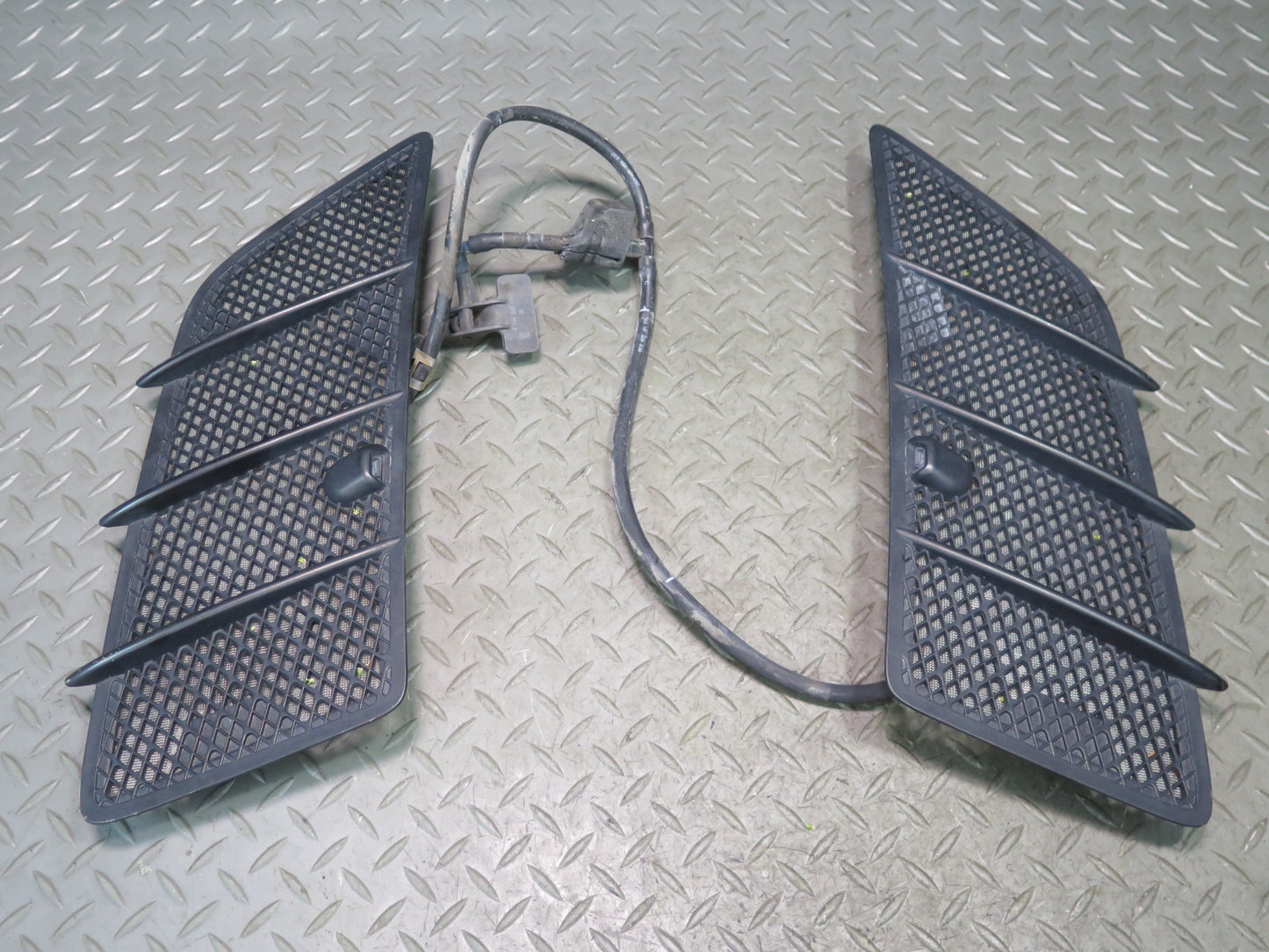 06-11 Mercedes W164 Ml-class Left & Right Hood Vent Grille Washer Nozzle Set OEM