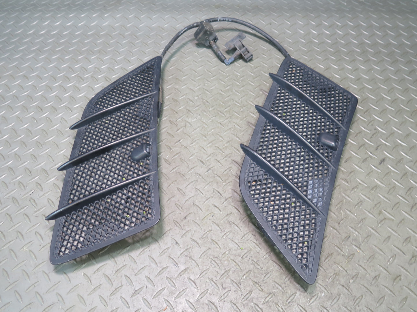 06-11 Mercedes W164 Ml-class Left & Right Hood Vent Grille Washer Nozzle Set OEM