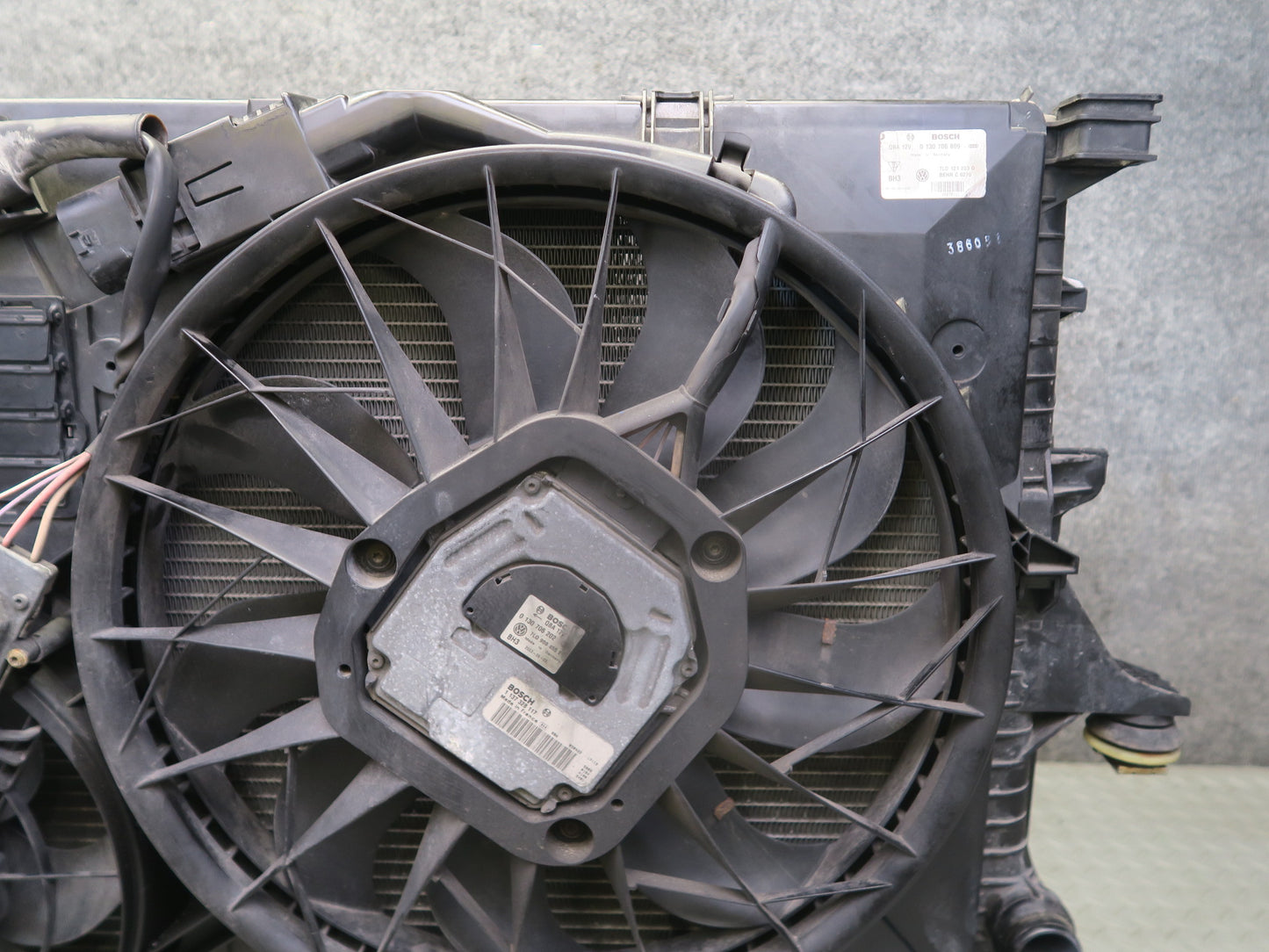 2003-2006 Porsche Cayenne 955 4.5L Turbo Engine Radiator A/C Condenser Fan Assy