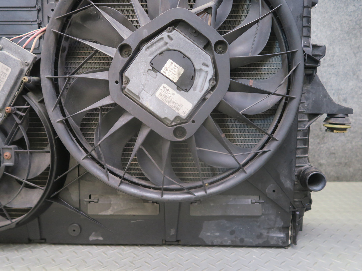2003-2006 Porsche Cayenne 955 4.5L Turbo Engine Radiator A/C Condenser Fan Assy