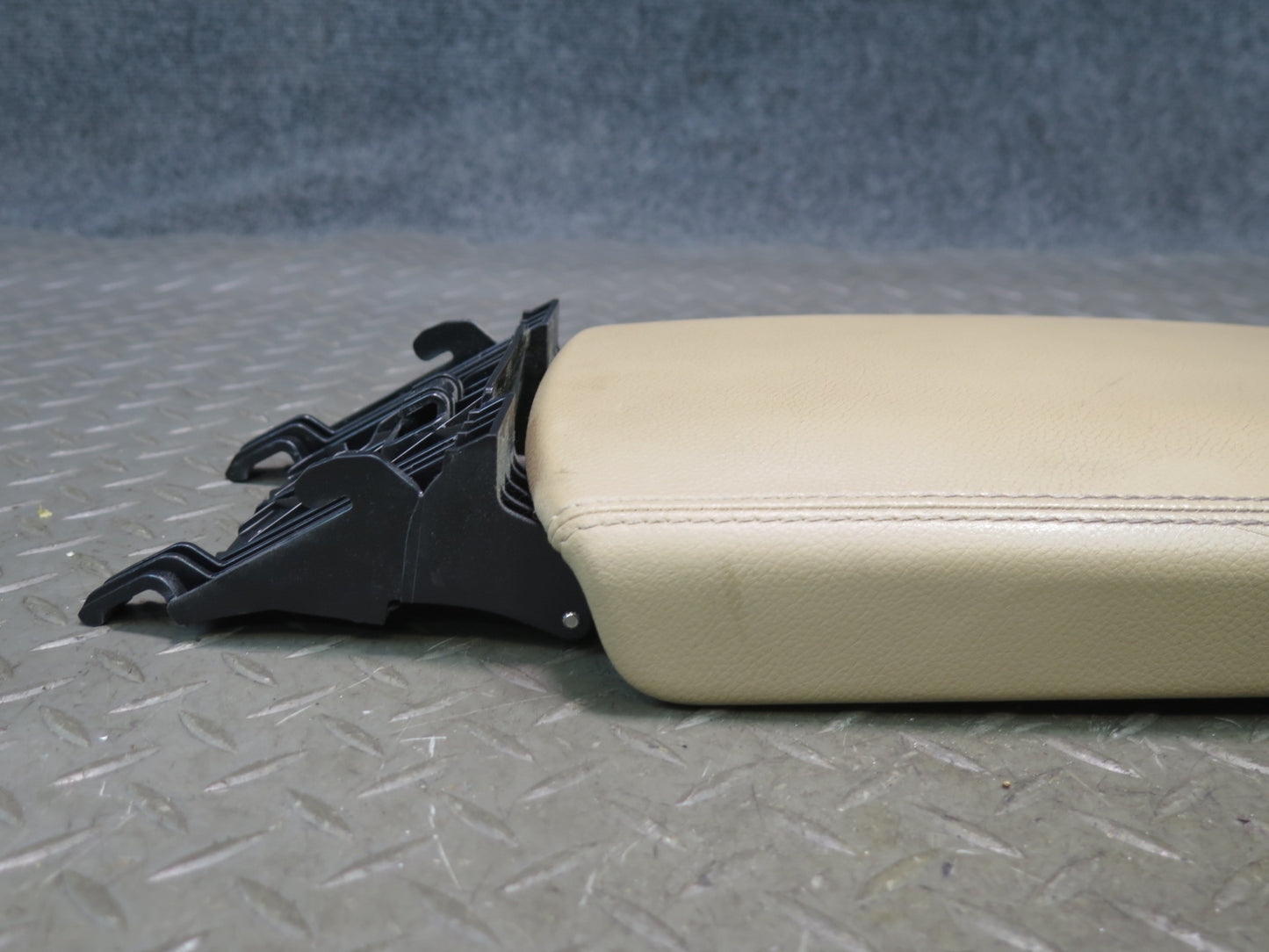 06-11 Mercedes X164 W164 Ml-class Center Console Armrest Lid Cover Cashmere OEM