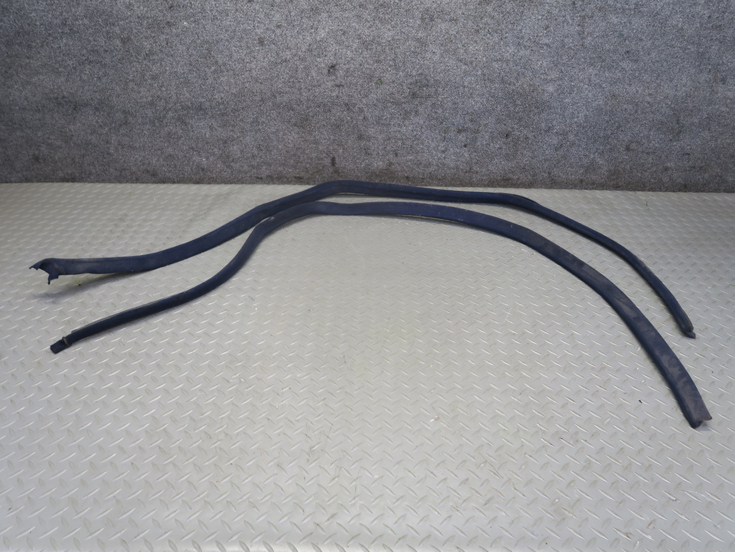74-85 Mercedes W123 Sedan Front & Rear Door Weather Strip Rubber Seal Set OEM