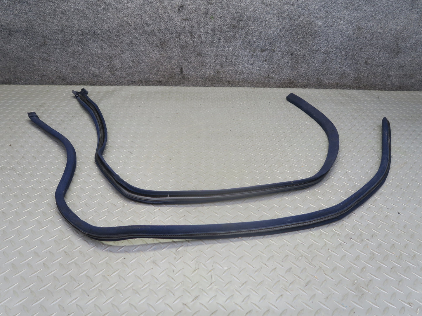 74-85 Mercedes W123 Sedan Front & Rear Door Weather Strip Rubber Seal Set OEM
