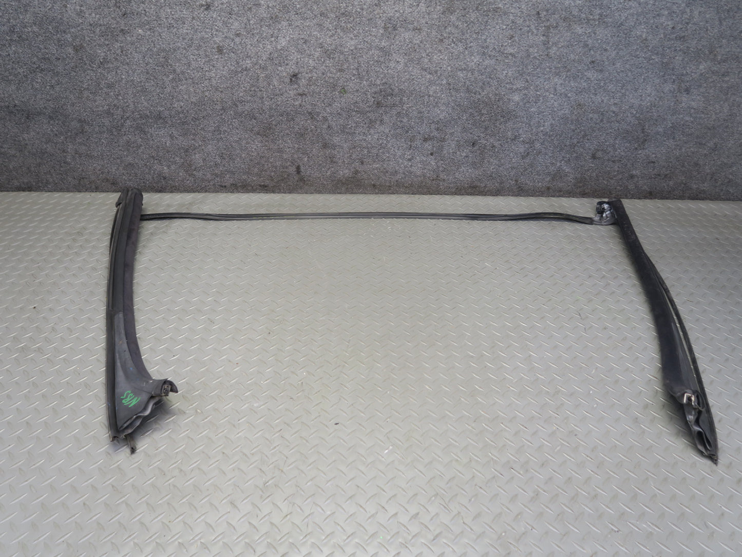 2006-2010 BMW E64 M6 Convertible Windshield Weatherstrip Rubber Seal Gasket