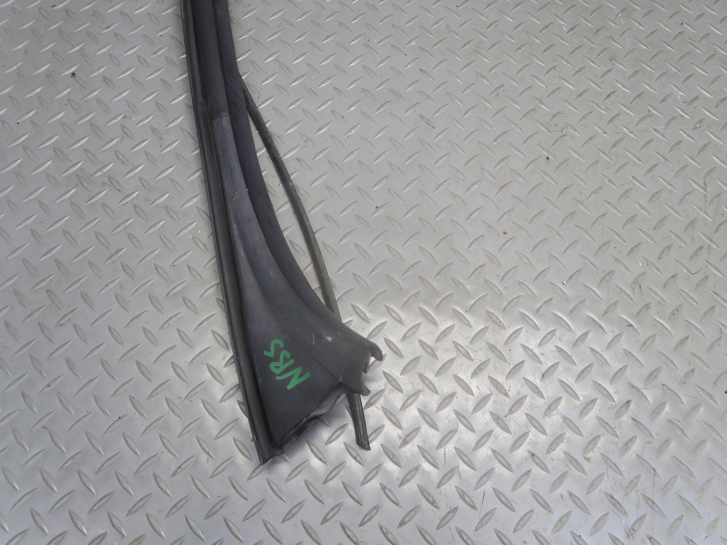2006-2010 BMW E64 M6 Convertible Windshield Weatherstrip Rubber Seal Gasket