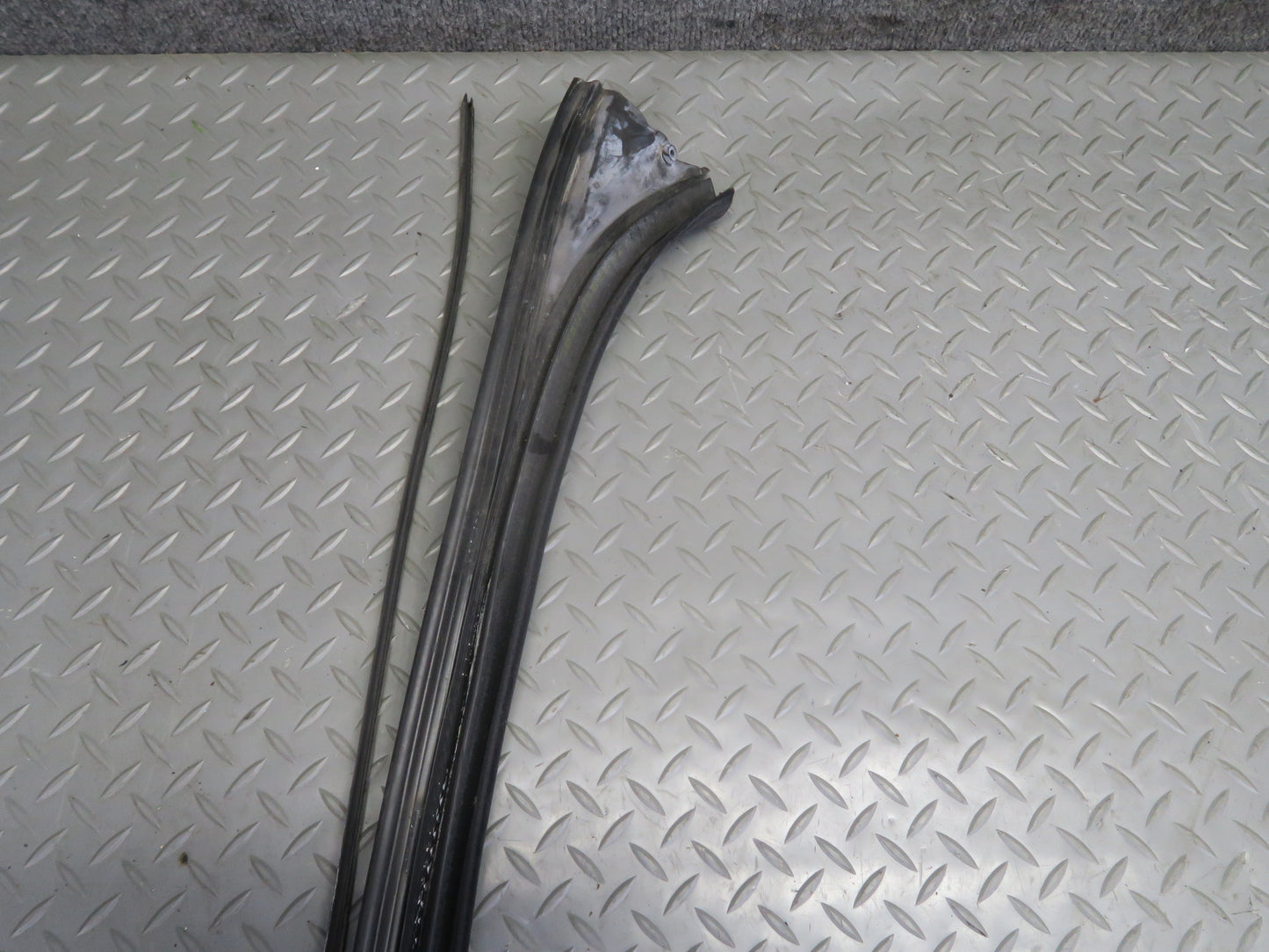 2006-2010 BMW E64 M6 Convertible Windshield Weatherstrip Rubber Seal Gasket