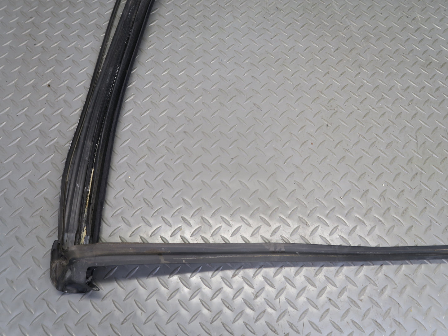 2006-2010 BMW E64 M6 Convertible Windshield Weatherstrip Rubber Seal Gasket