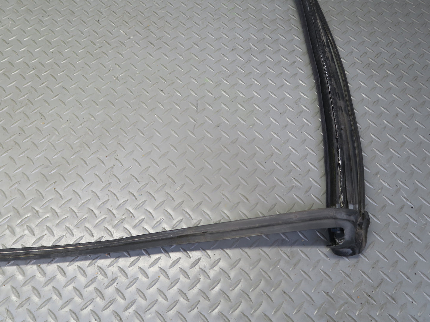 2006-2010 BMW E64 M6 Convertible Windshield Weatherstrip Rubber Seal Gasket