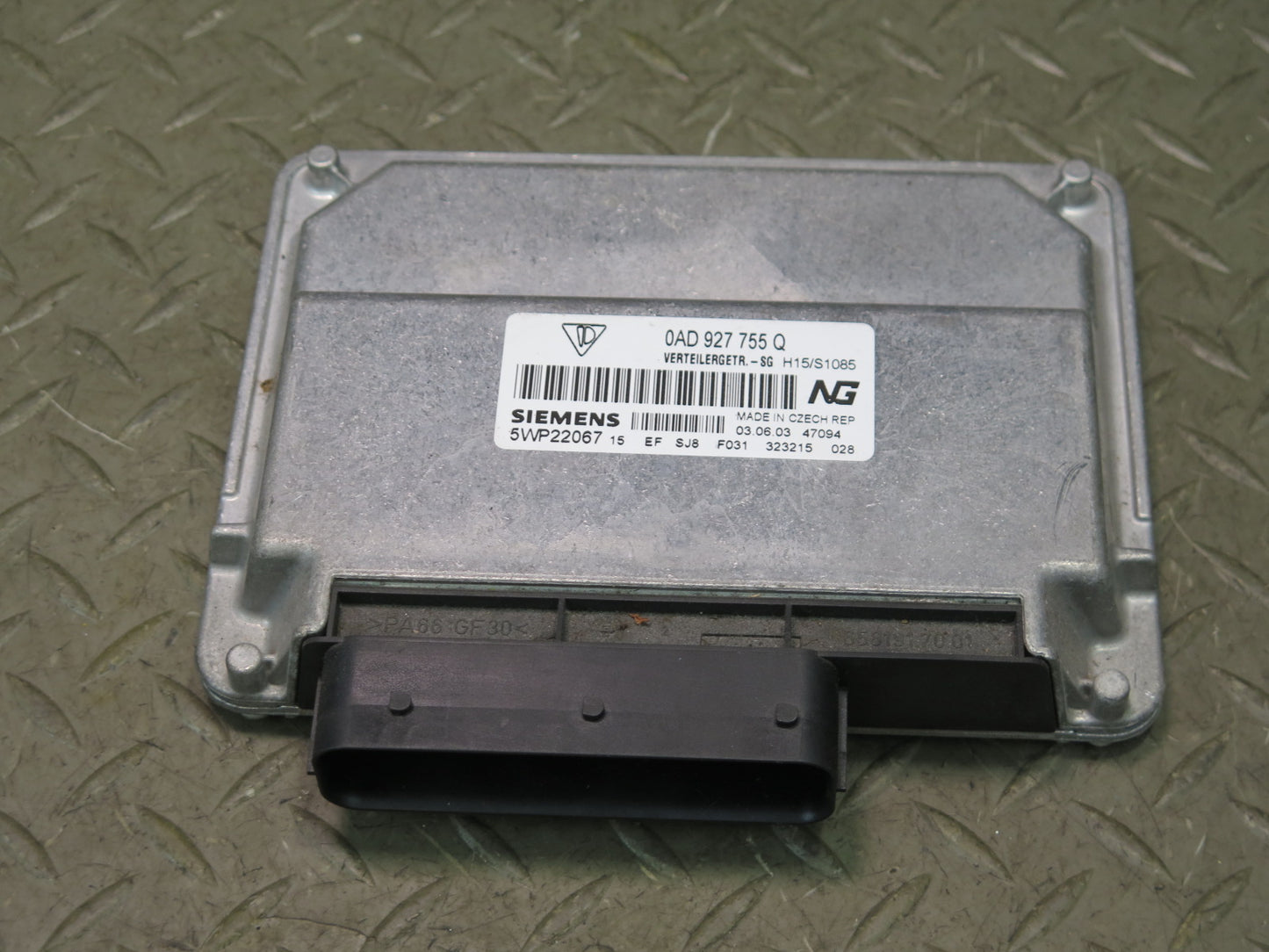2004 Porsche Cayenne 955 Turbo Transfer Case Control Module 0AD927755Q OEM