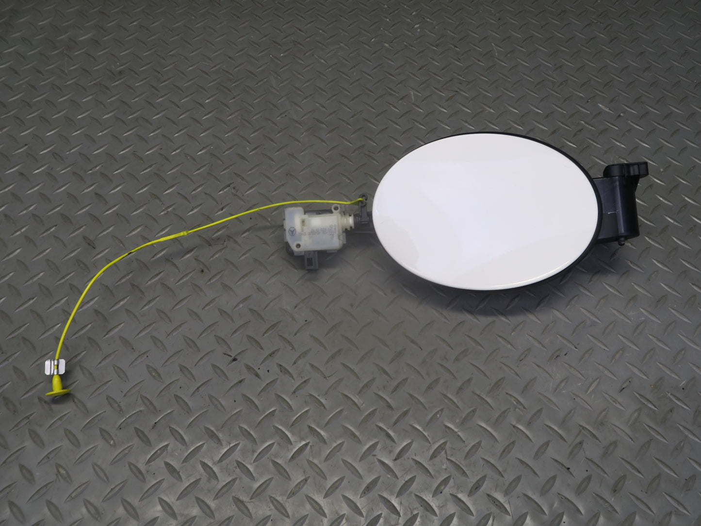 06-11 Mercedes W164 ML350 ML500 Gas Fuel Lid Door Cover White w Actuator OEM