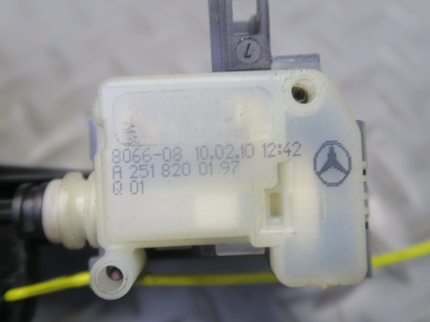 06-11 Mercedes W164 ML350 ML500 Gas Fuel Lid Door Cover White w Actuator OEM