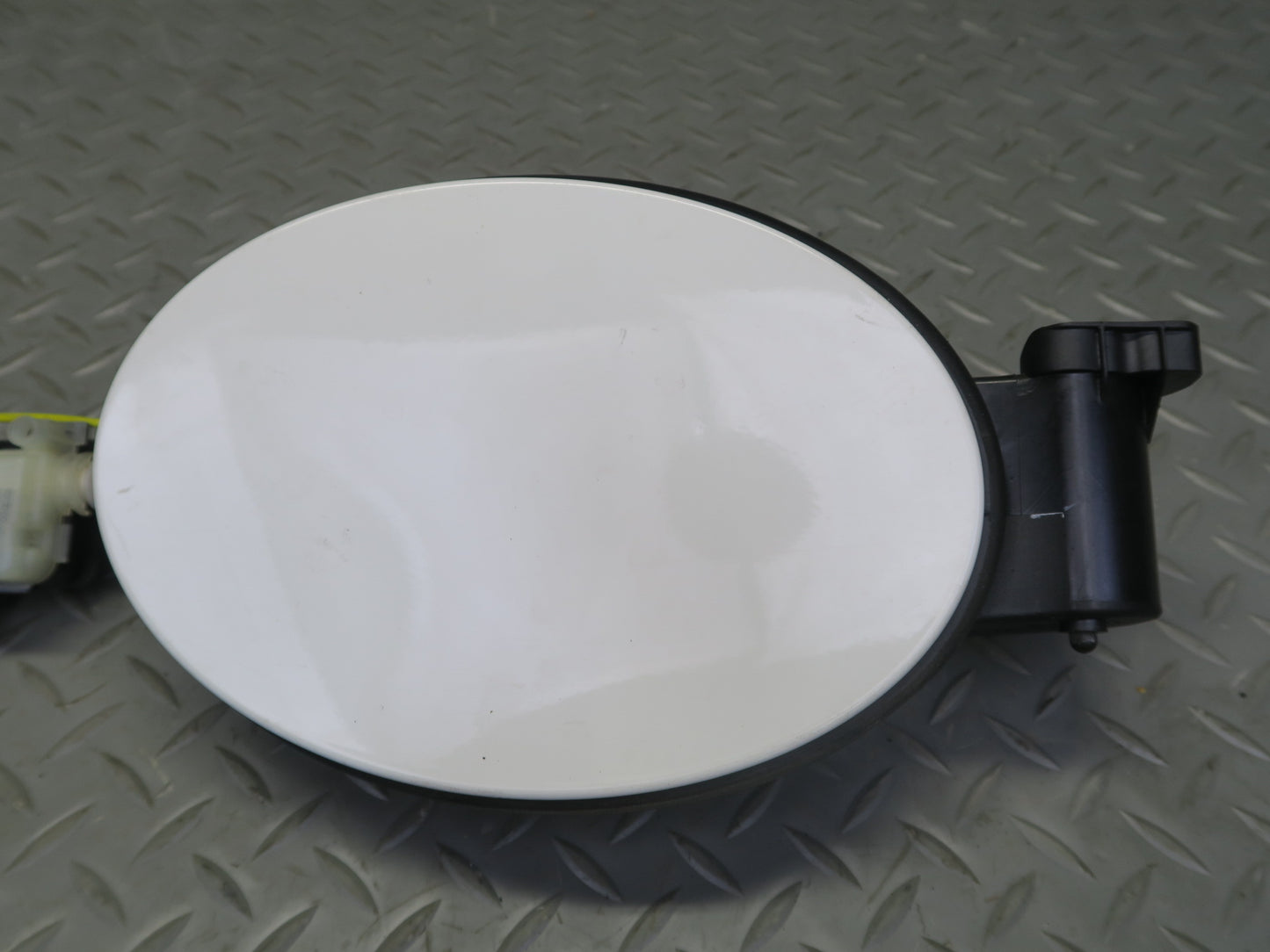06-11 Mercedes W164 ML350 ML500 Gas Fuel Lid Door Cover White w Actuator OEM