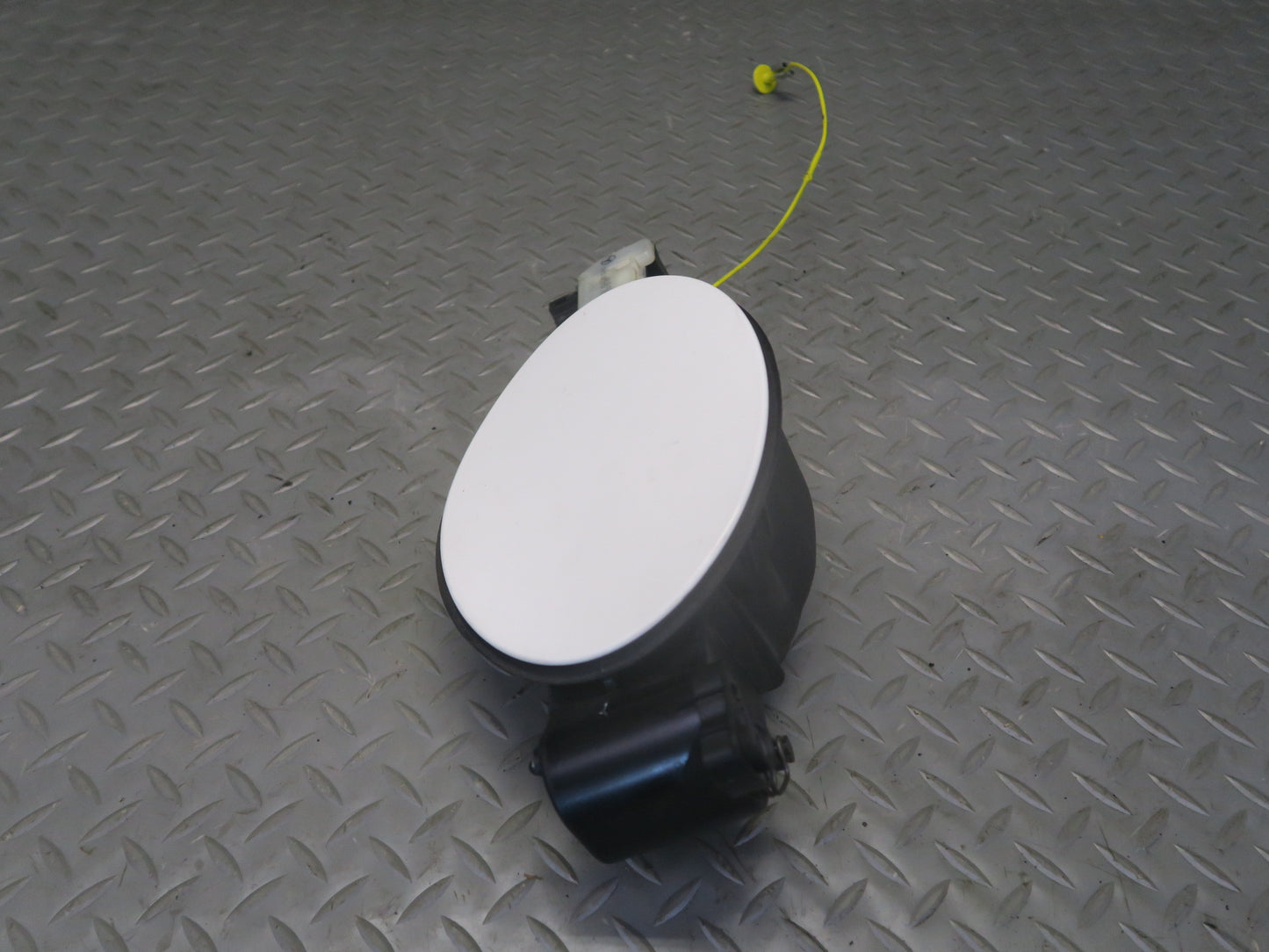 06-11 Mercedes W164 ML350 ML500 Gas Fuel Lid Door Cover White w Actuator OEM
