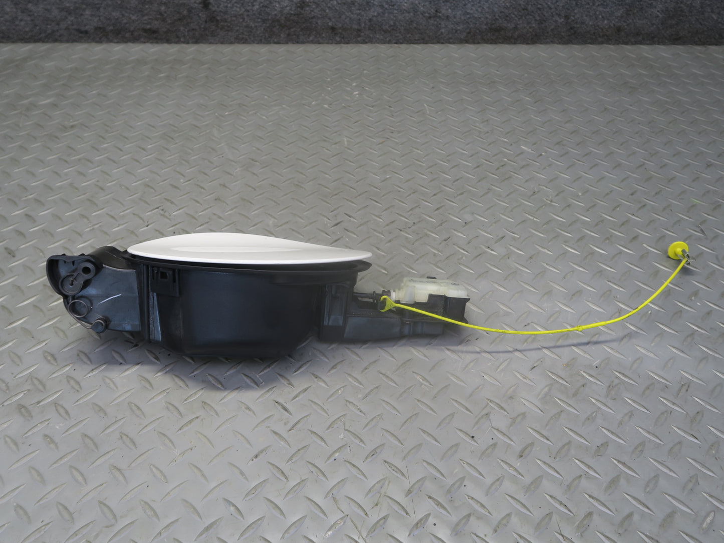 06-11 Mercedes W164 ML350 ML500 Gas Fuel Lid Door Cover White w Actuator OEM