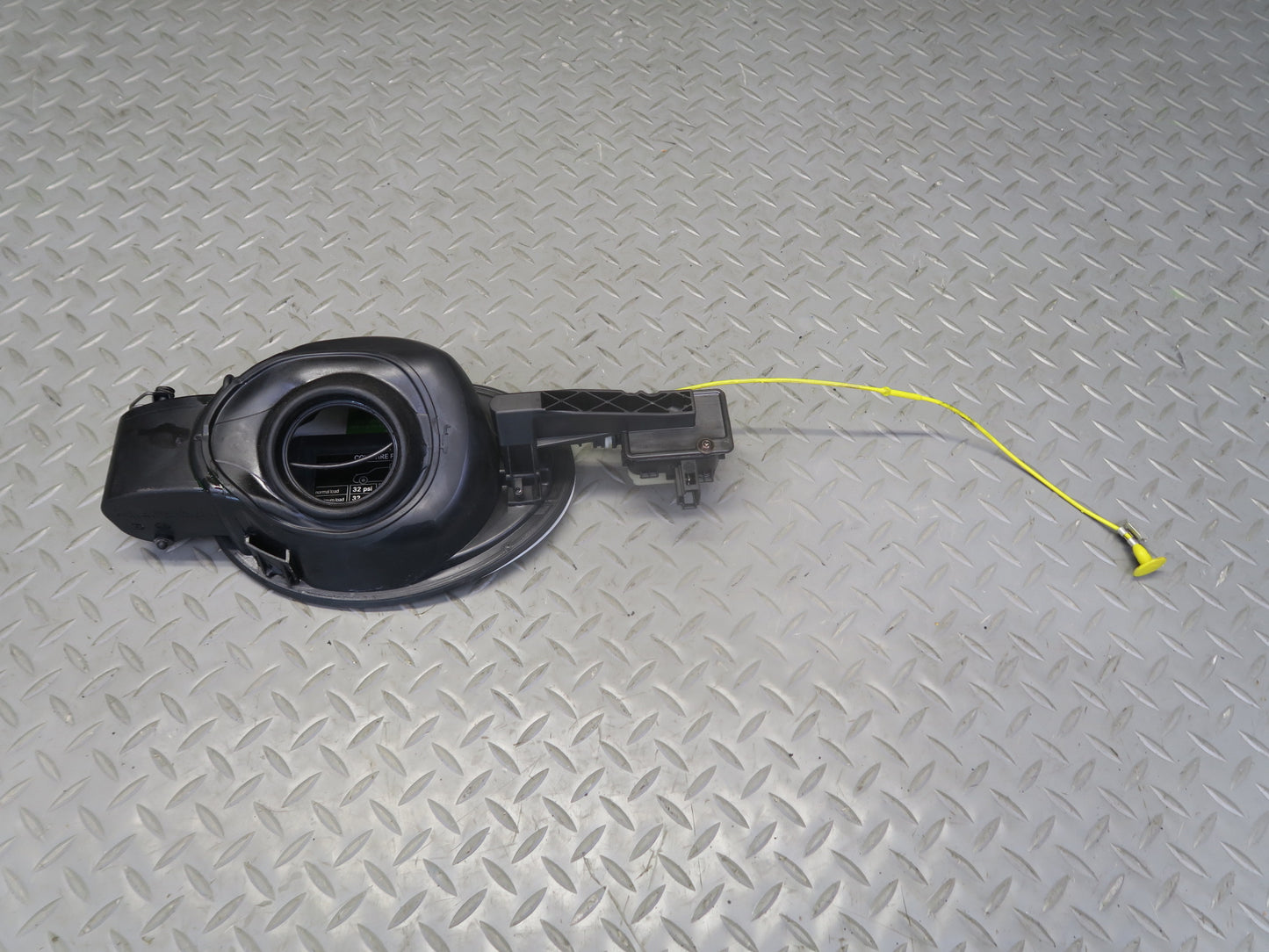 06-11 Mercedes W164 ML350 ML500 Gas Fuel Lid Door Cover White w Actuator OEM
