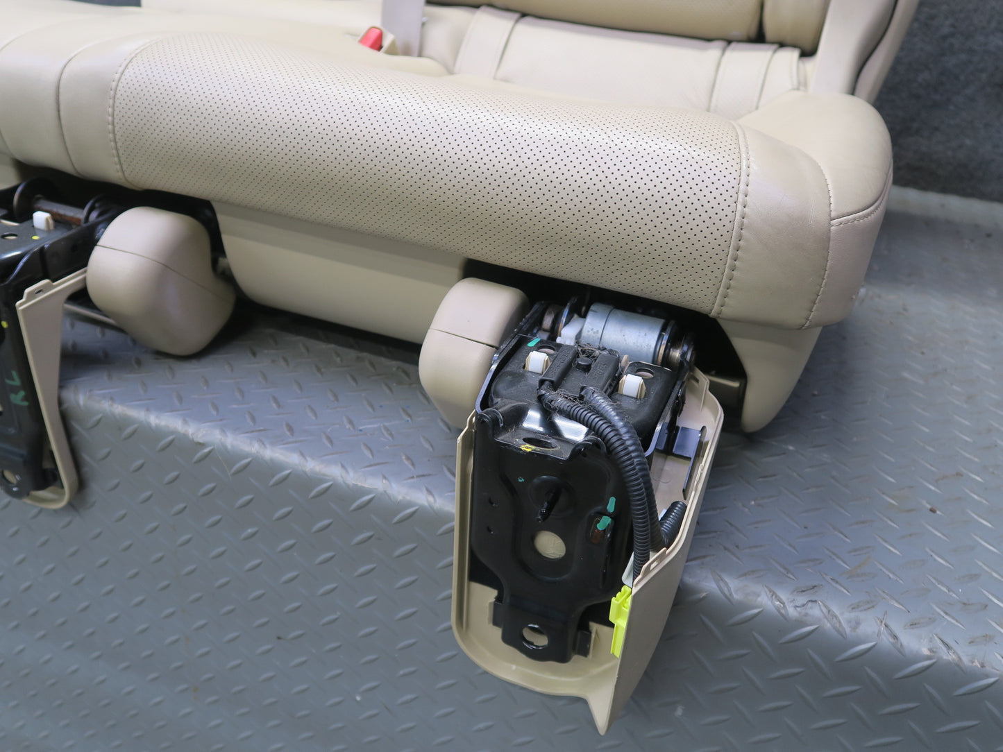 2008-2010 Lexus URJ201L LX570 Rear Second 2ND ROW Left Side Leather Seat