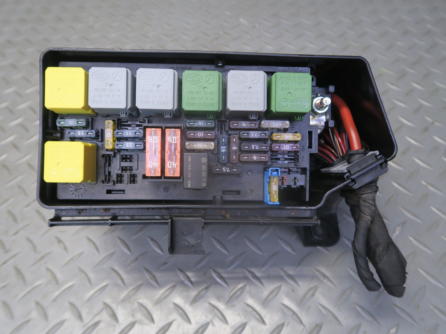 10-11 Mercedes W164 ML350 Diesel Engine Fuse Relay Box Assembly OEM