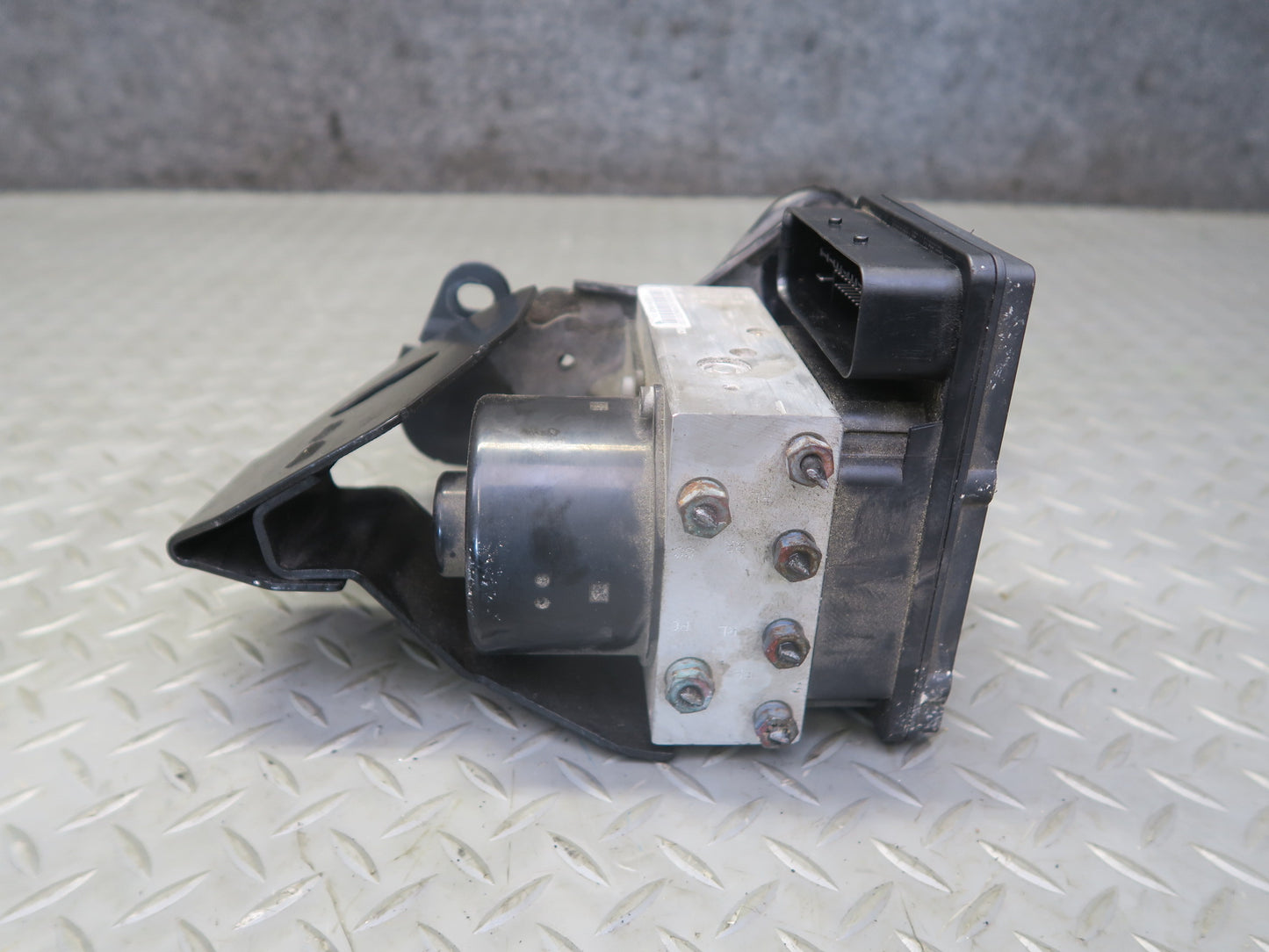 10-11 Mercedes W164 ML350 AWD ABS Anti Lock Brake Pump Module w Mount OEM