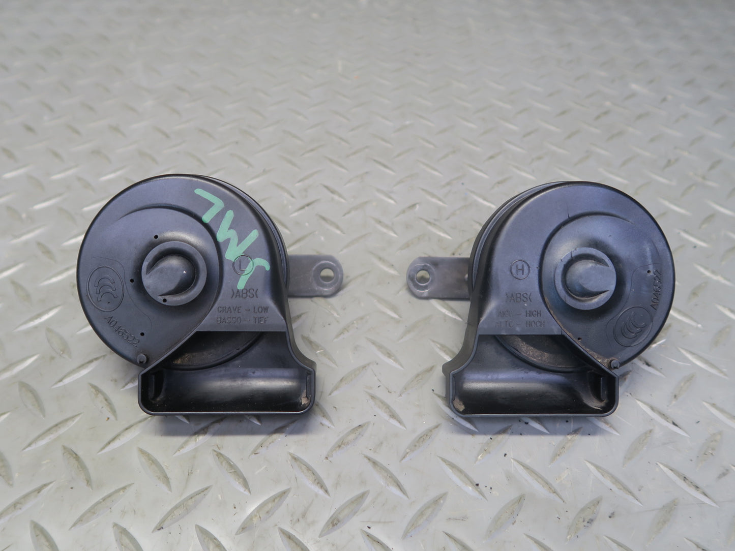 06-11 Mercedes W164 ML350 ML550 Set of 2 High & Low Tone Pitch Horn Signal OEM