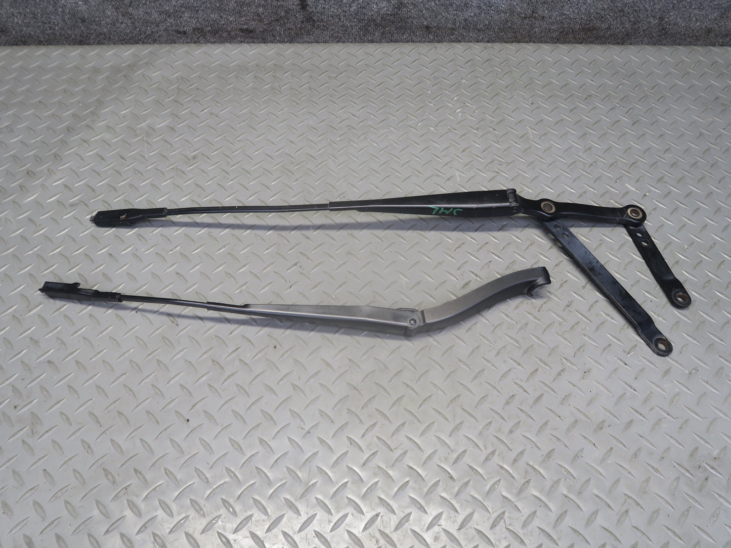 06-11 Mercedes W164 Ml-class Set of 2 Front Left Right Windshield Wiper Arm OEM
