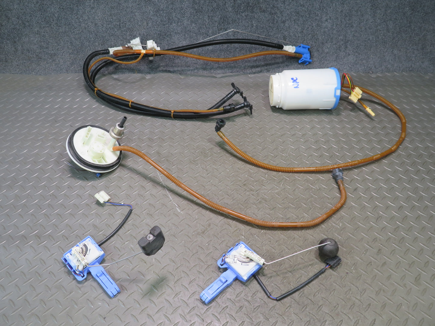 2011-2014 Porsche Cayenne S 4.8L Engine Fuel Gas Pump Sending Unit W/ Lines Assy