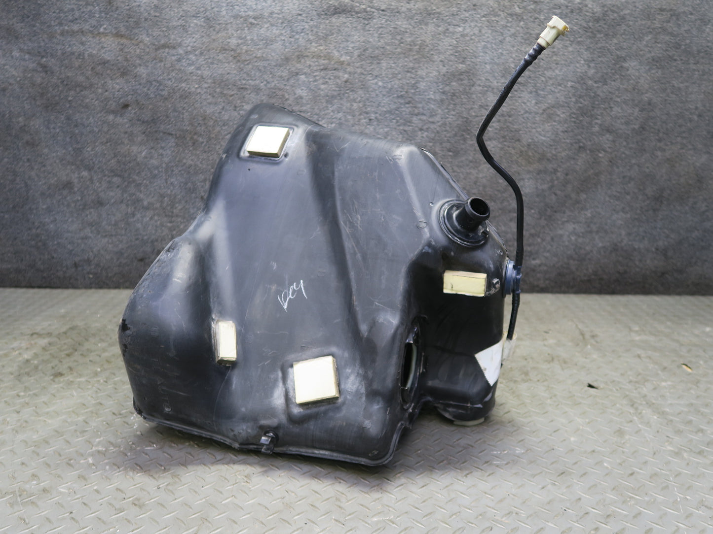 2004-2009 Cadillac XLR Rear Left Side Gas Fuel Tank Reservoir