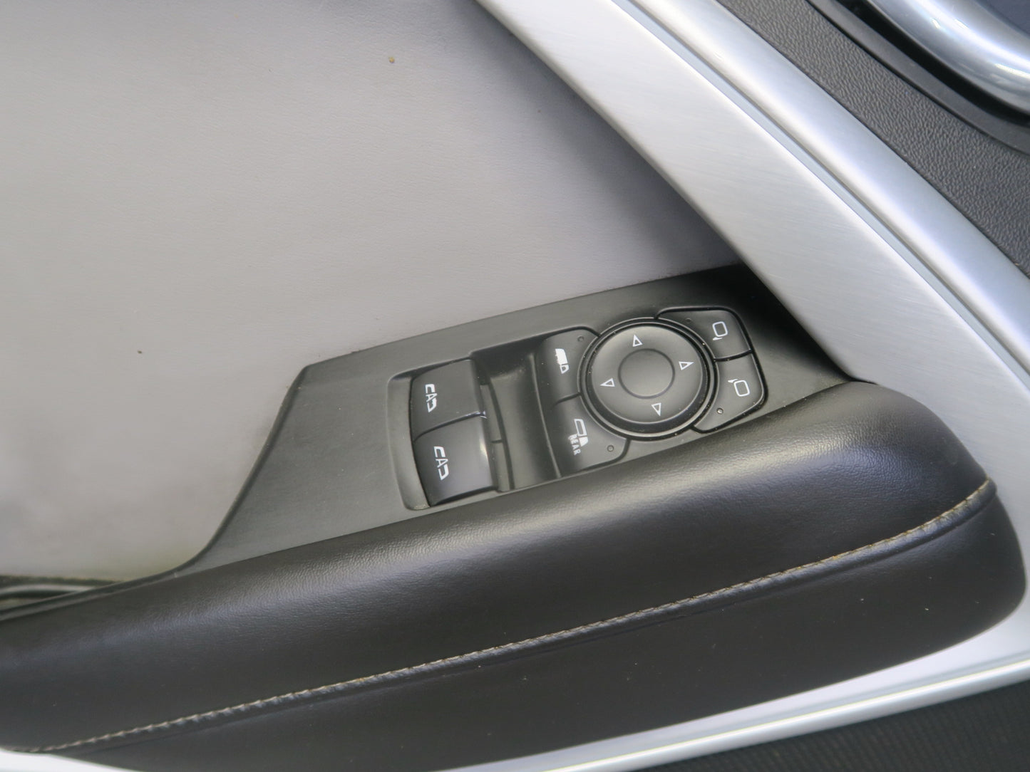 2018 Chevrolet Camaro SS Left Door Interior Trim Cover Panel OEM